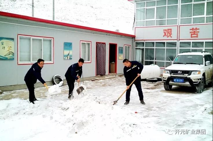 人間四月芳菲盡，山中春雪還復(fù)來(lái)